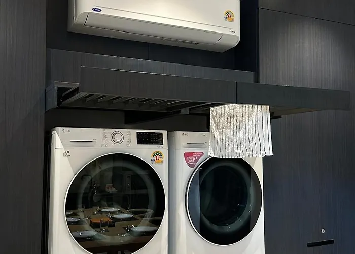 Stylish 3br Designer Townhouse With Bathtub Near Bts On Nut