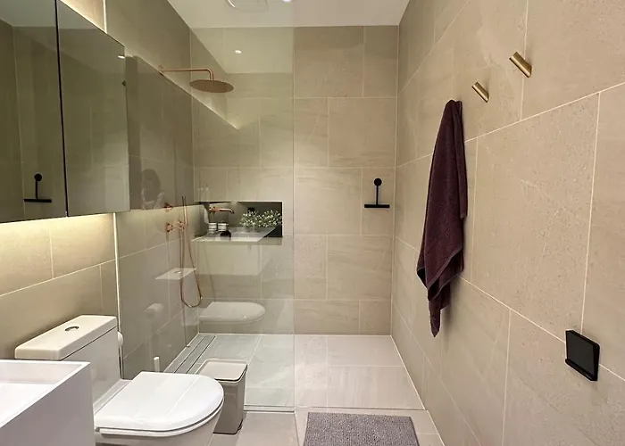 Stylish 3br Designer Townhouse With Bathtub Near Bts On Nut