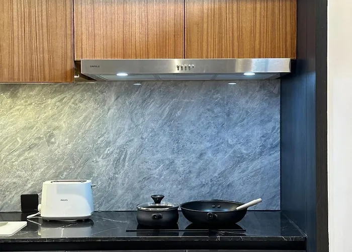 Stylish 3br Designer Townhouse With Bathtub Near Bts On Nut *