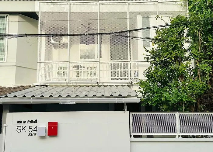 Stylish 3br Designer Townhouse With Bathtub Near Bts On Nut