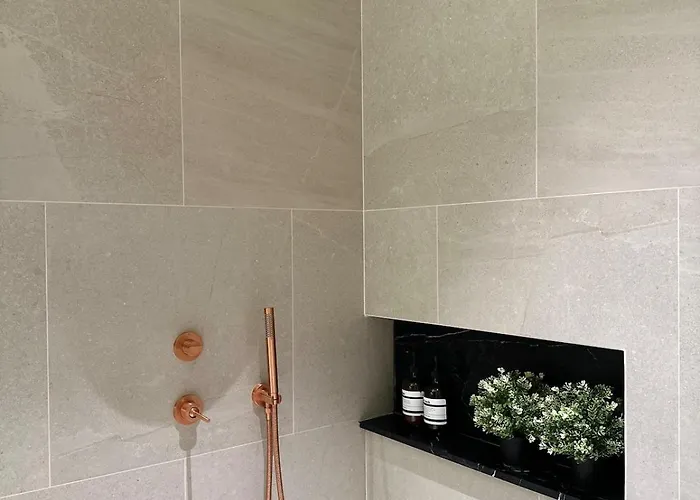 Stylish 3br Designer Townhouse With Bathtub Near Bts On Nut *