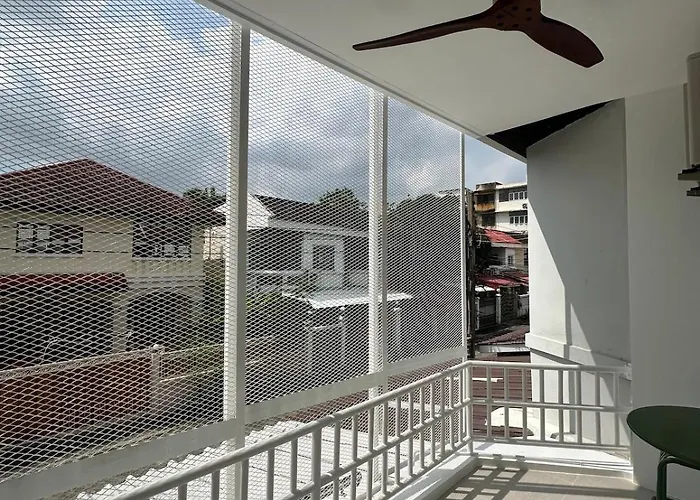 Stylish 3br Designer Townhouse With Bathtub Near Bts On Nut *