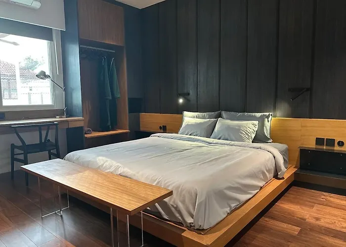 Stylish 3br Designer Townhouse With Bathtub Near Bts On Nut *