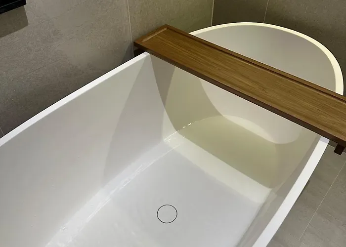 Stylish 3br Designer Townhouse With Bathtub Near Bts On Nut