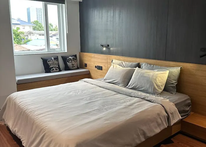 Stylish 3br Designer Townhouse With Bathtub Near Bts On Nut *