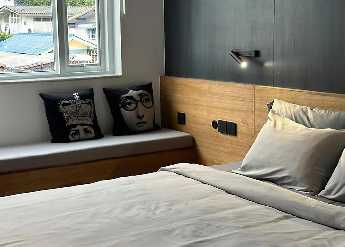 Stylish 3br Designer Townhouse With Bathtub Near Bts On Nut *